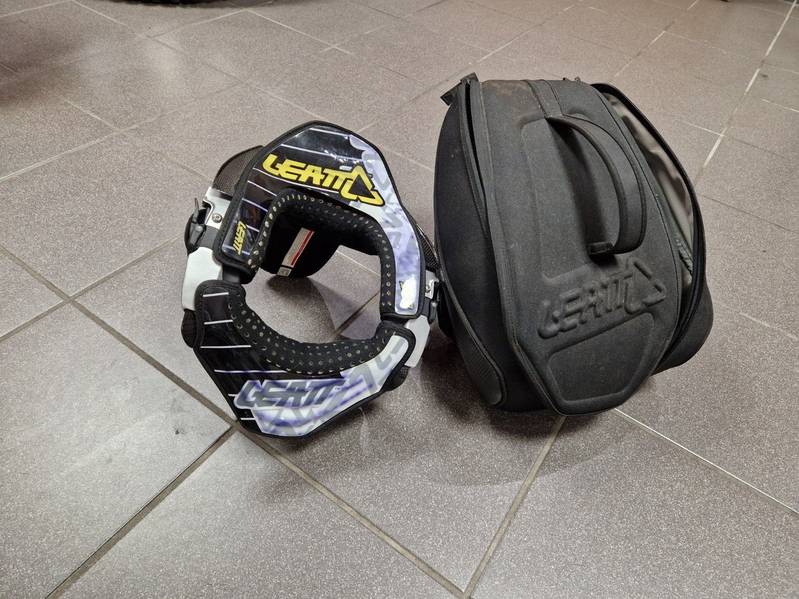 Leatt brace carbon Kinder L-Volwassen S zgan, Motoren, Motorcrosskleding, Ophalen of Verzenden, Leatt, Dames