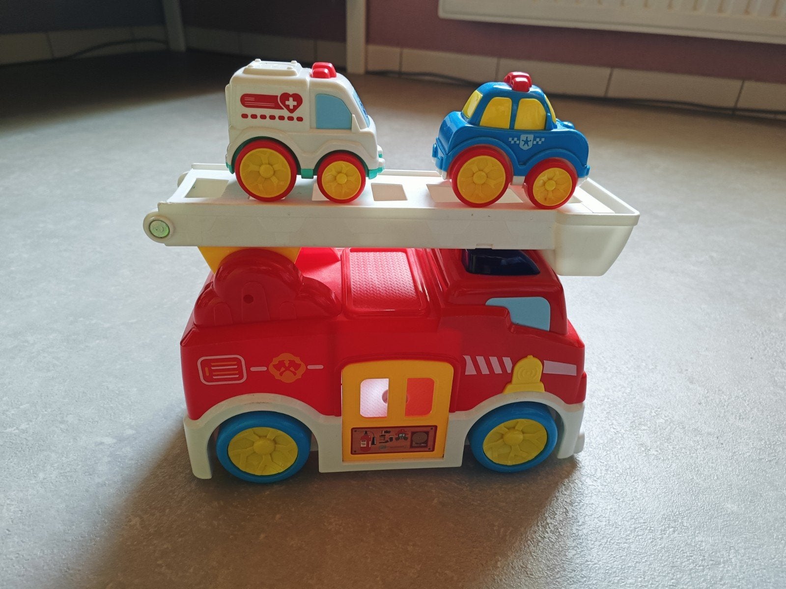 brandweerwagen met twee auto's, Ophalen, Zo goed als nieuw, 6 maanden tot 2 jaar