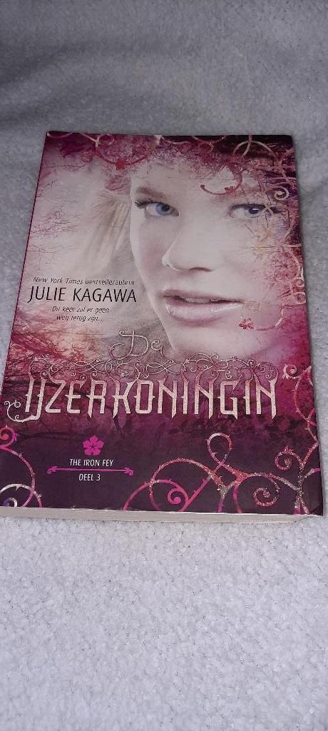 Mooi boek de ijzerkoningin, Julie Kagawa, Ophalen of Verzenden, Zo goed als nieuw, Fictie