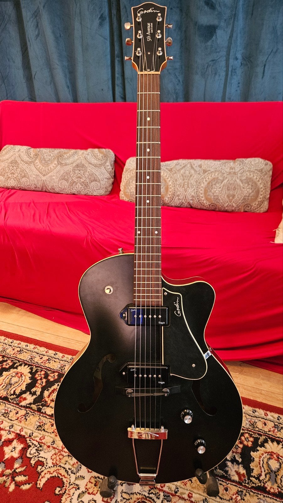 Godin 5th Avenue CW Kingpin II (Black) + Étui TRIC, Musique & Instruments, Instruments à corde | Guitares | Électriques, Enlèvement