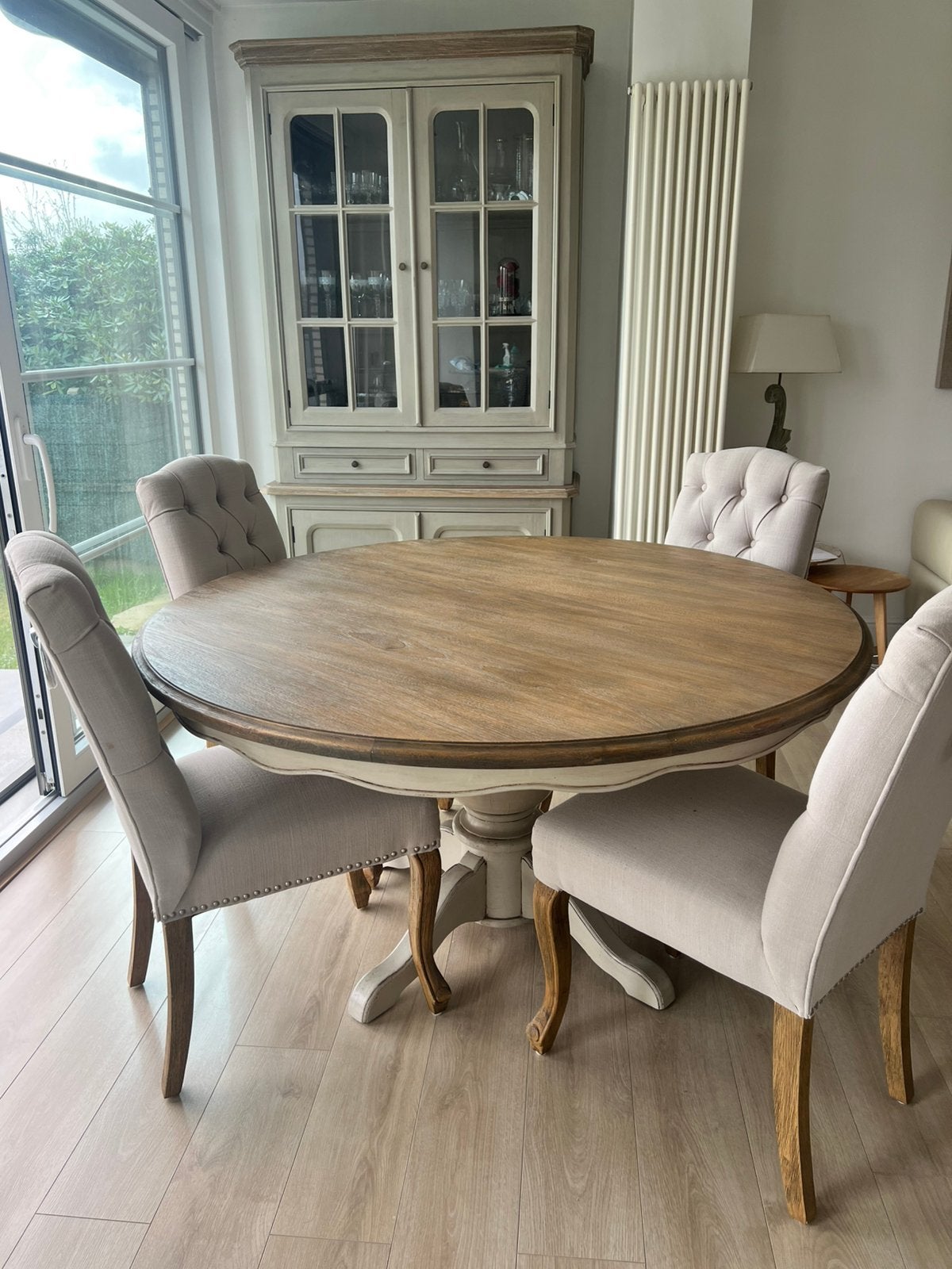 Table salle a manger + vaisselier vendu a part, Enlèvement, Comme neuf, 6 à 8 chaises