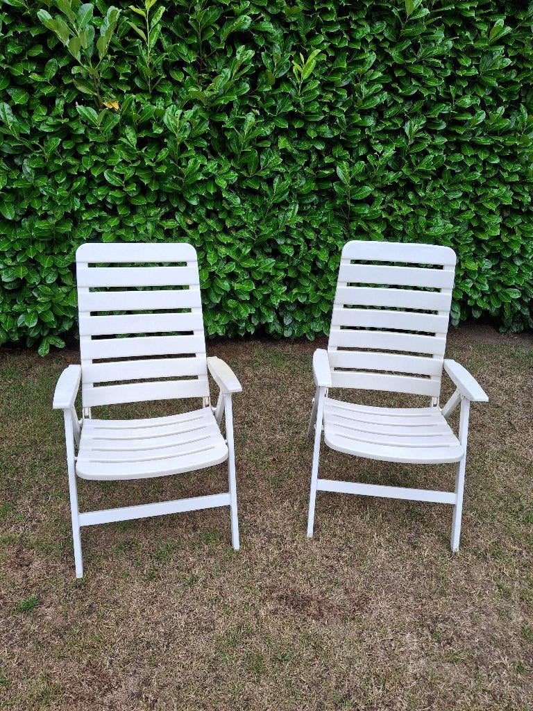 Set van 2 oudere witte tuinstoelen + voetenbankje, Tuin en Terras, Ophalen, Gebruikt, Kunststof, Inklapbaar