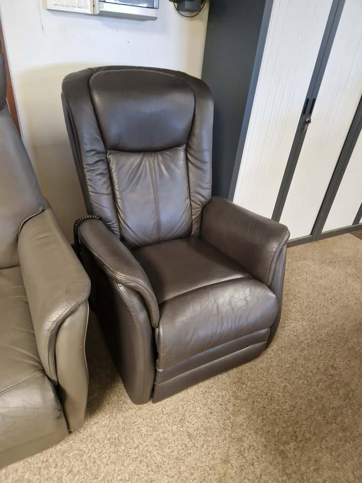 BRUINE ELEKTRISCHE RELAXZETEL MET UITSTAPFUNCTIE, Maison & Meubles, Chaises, Utilisé, Une, Cuir, Enlèvement