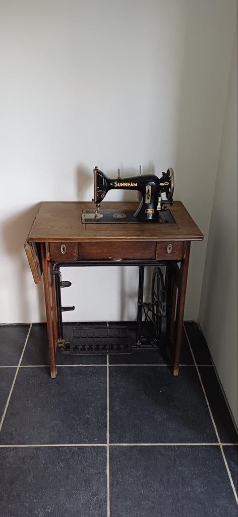 Oude naaimachine met tafeltje!, Antiek en Kunst, Ophalen