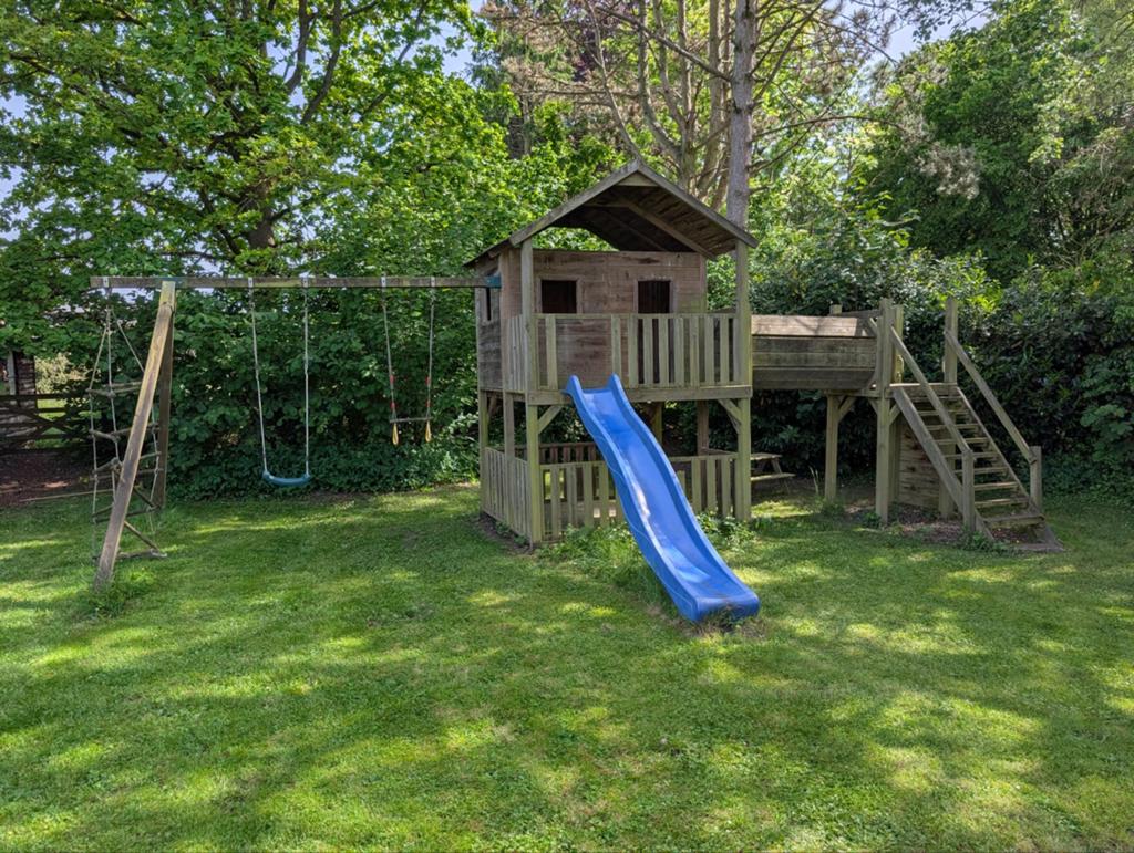 Cabane avec balançoire XXL, Enlèvement, Bois