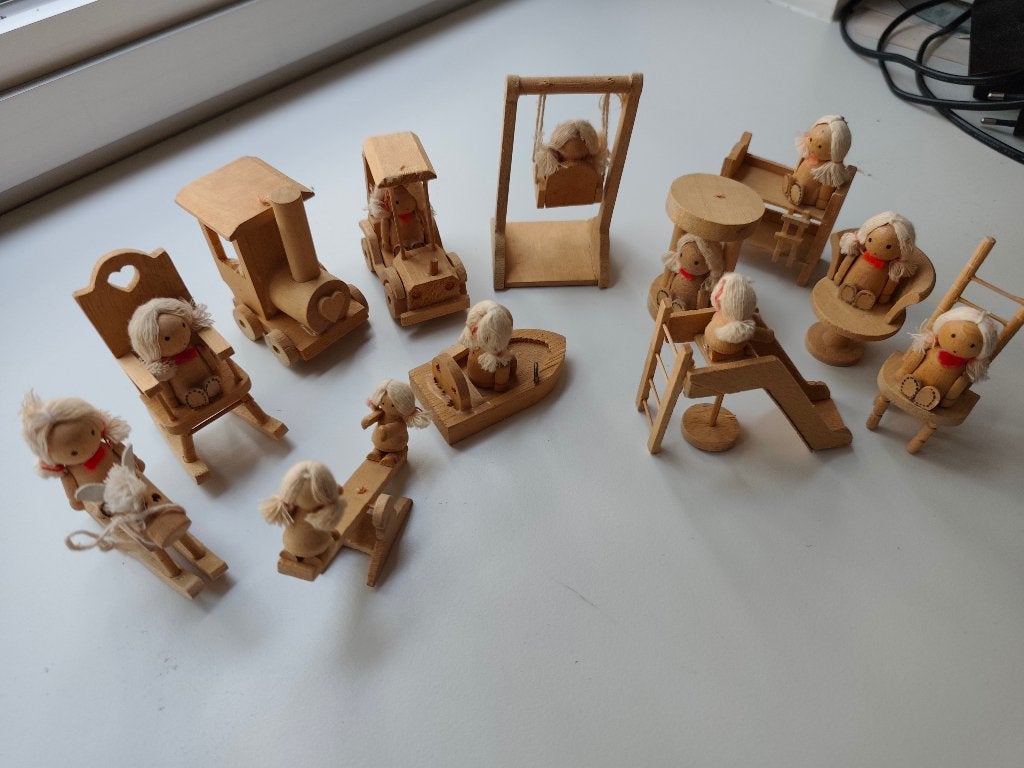 Houten meubeltjes met poppetjes, Ophalen of Verzenden, Zo goed als nieuw, Poppenhuispop