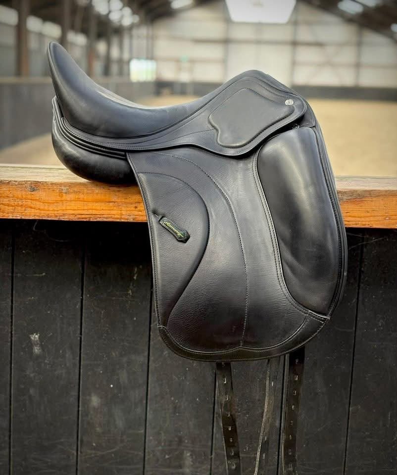 Dressuur zadel Amerigo Cervia, Animaux & Accessoires, Chevaux & Poneys | Selles, Enlèvement, Comme neuf