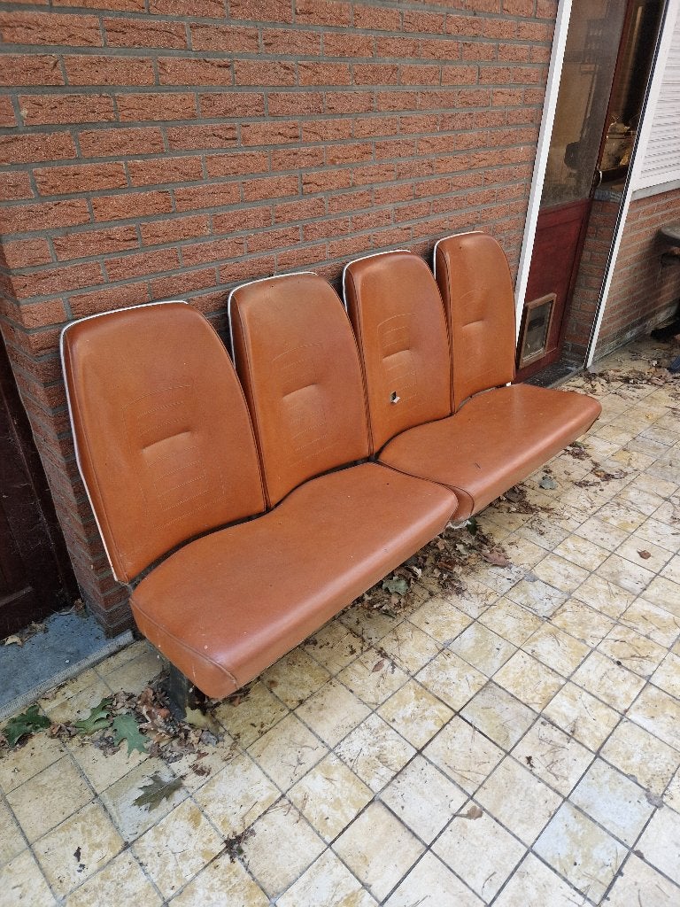 Canapé composé de sièges de bus (années 1960), Enlèvement