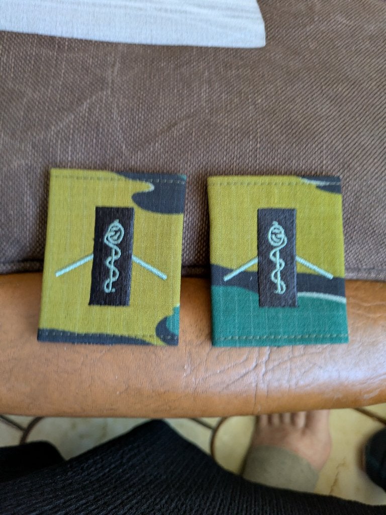 1 soldaat camouflage, Verzamelen, Militaria | Algemeen, Ophalen of Verzenden, Overige soorten, Embleem of Badge