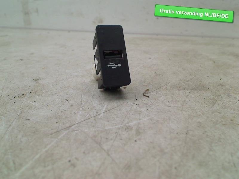 USB HUB BMW 1 serie (F21) (01-2010/12-2019) (84109230248), Utilisé, BMW, Petuelring 130
80809  München, DE, Bayerische Motoren Werke AG