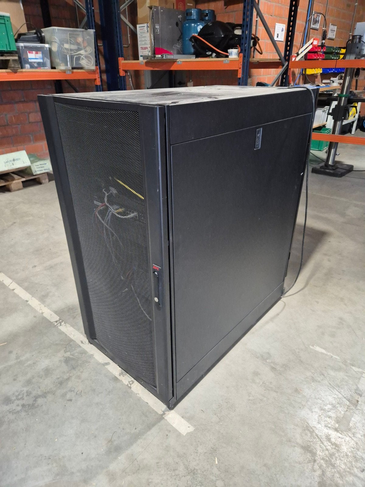 APC NetShelter SX 24U Serverrack / Patchkast (AR3104), Computers en Software, Ophalen, Zo goed als nieuw, Geperforeerd, Geperforeerd