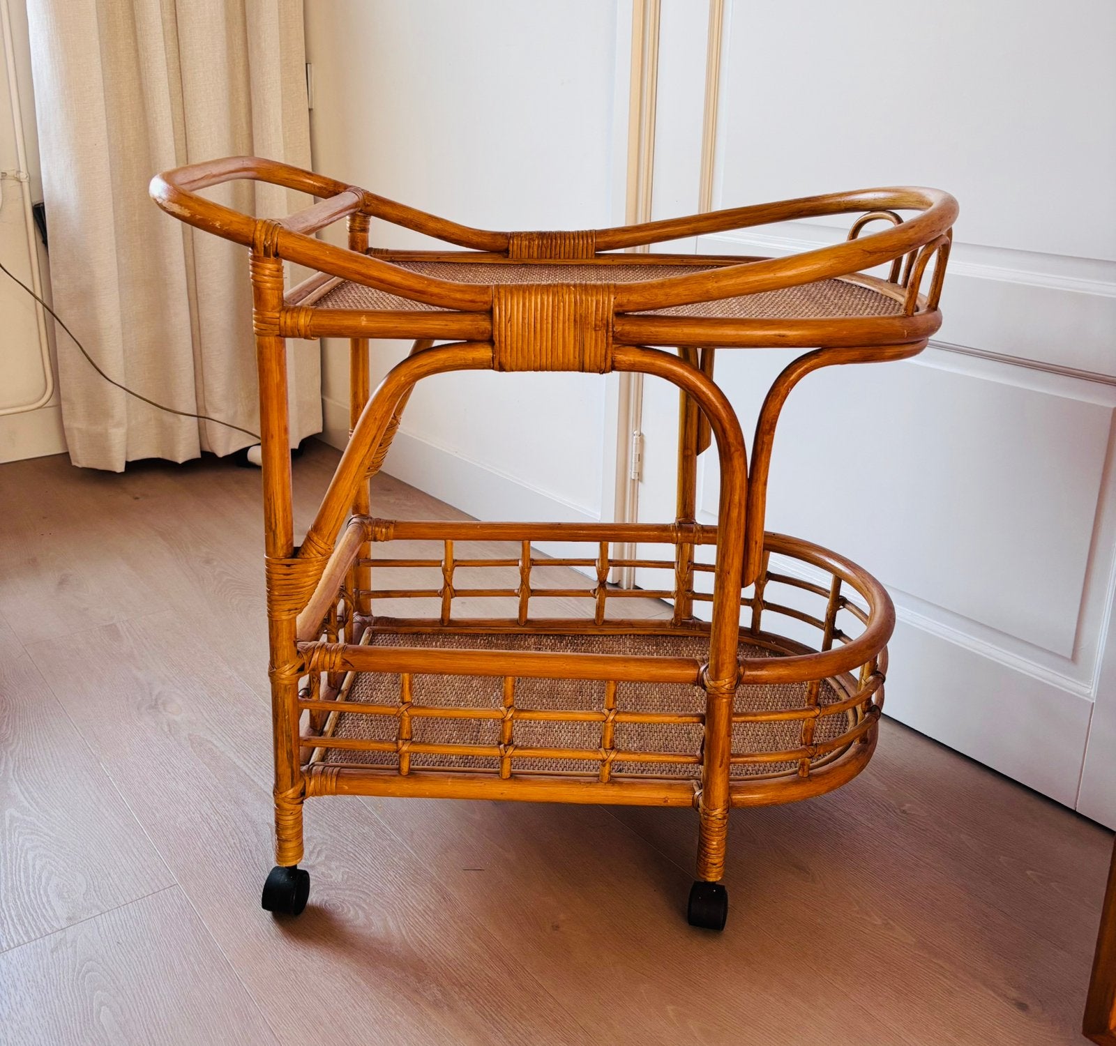 Prachtige Vintage Rotan / bamboe Serveerwagen  / Trolley, Maison & Meubles, 25 à 50 cm, Vintage. Bohemian, 50 à 100 cm, Comme neuf
