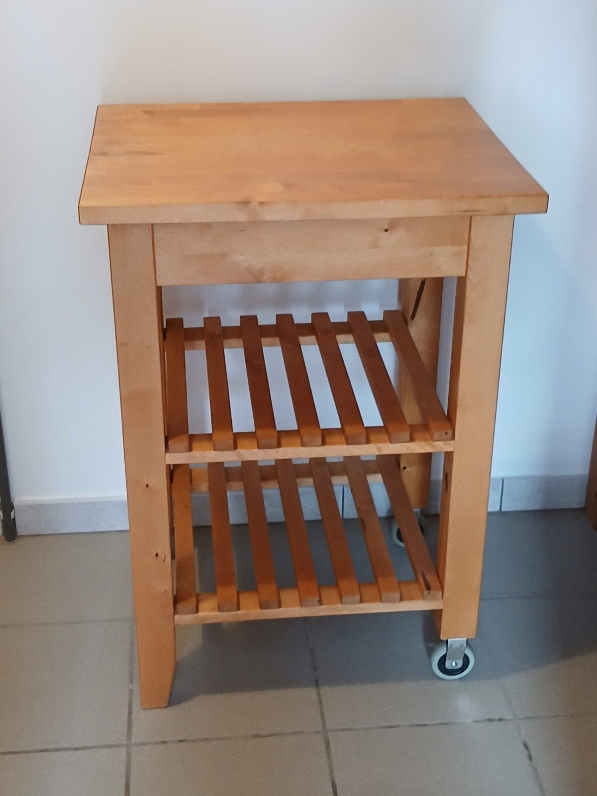 Desserte en bois Bekväm de chez Ikea, Ophalen