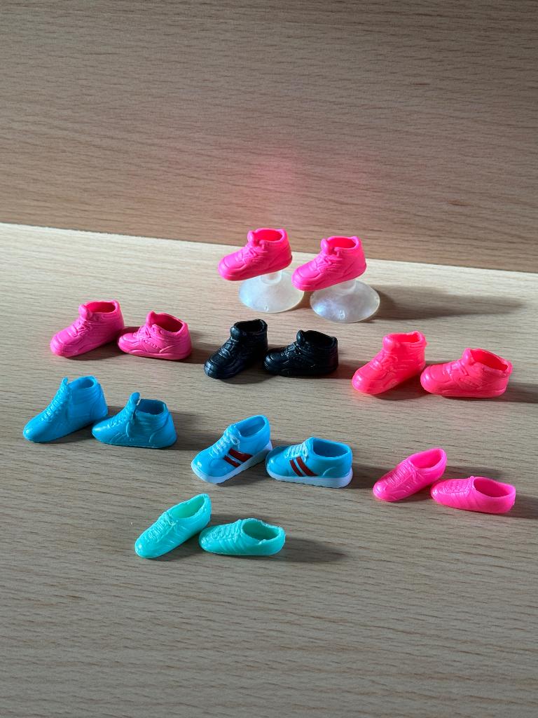Barbie Basket-sneaker schoen ( 8 paar ), Verzamelen, Ophalen of Verzenden, Zo goed als nieuw, Accessoires