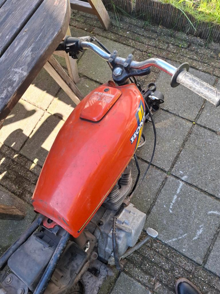 Voiture classique Honda CB 125 J pour pièces ou aménagement