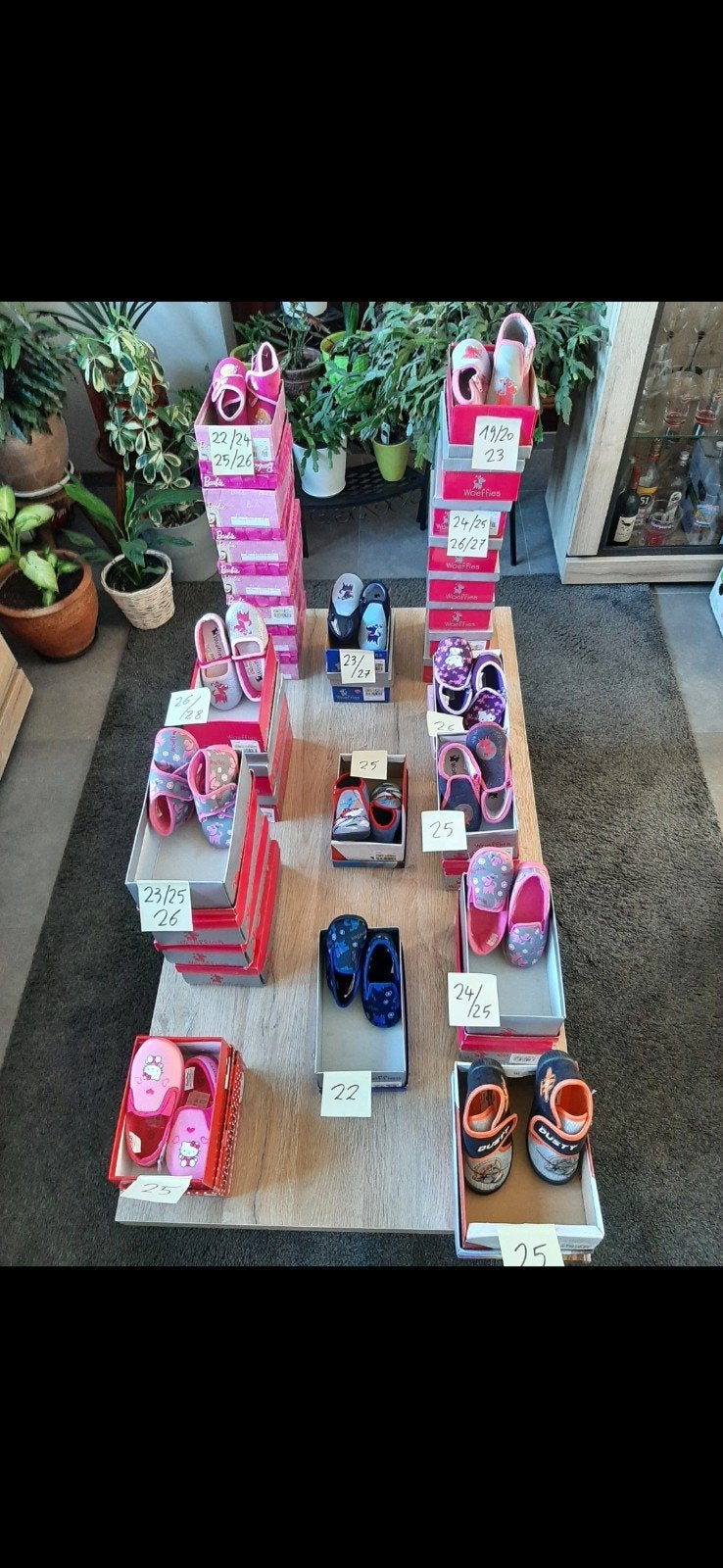 Nieuwe pantoffels baby's , Barbie , Hello Kitty , Woeffies, Enfants & Bébés, Enlèvement ou Envoi, Neuf, Fille, Pantoufles