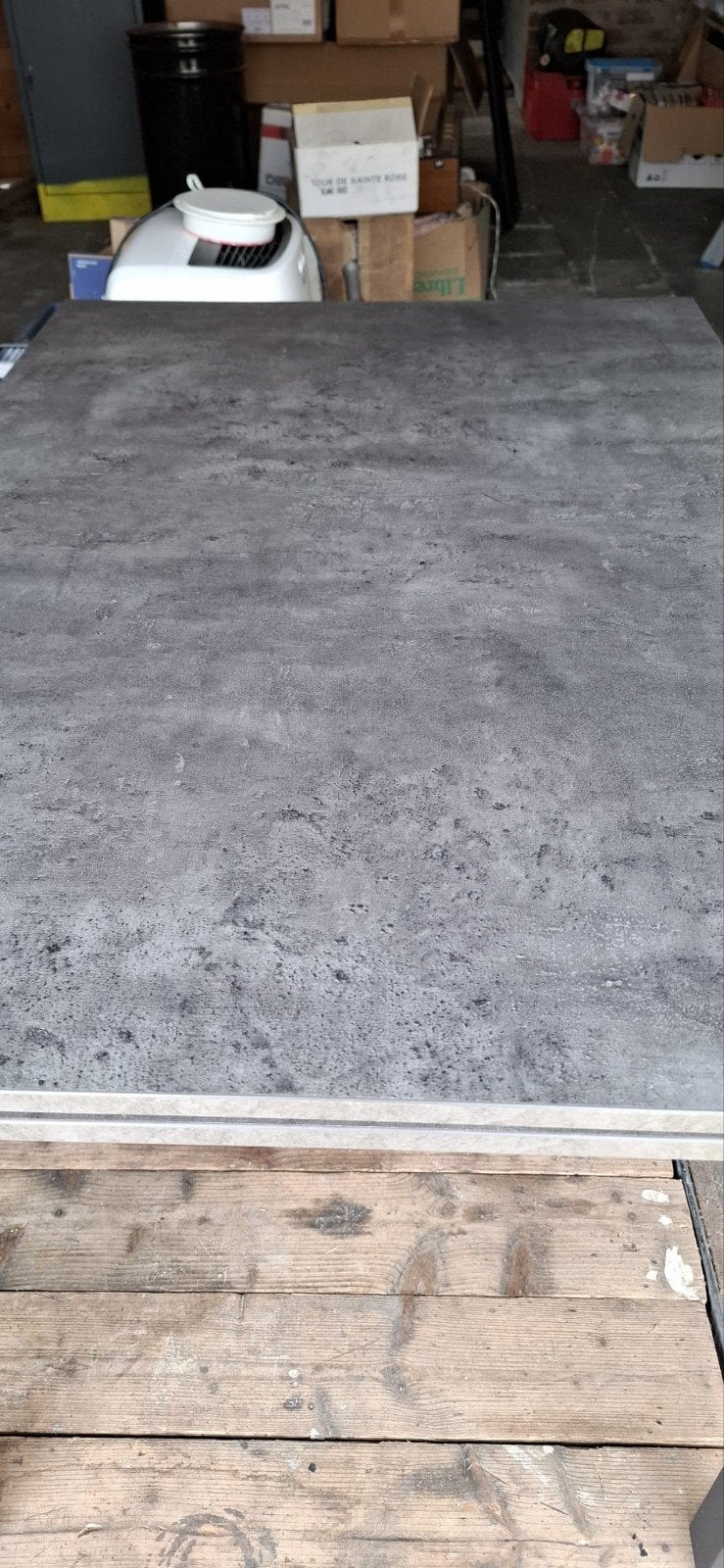Tafel betonlook en 4 lederstoelen in zeer goede staat!, Huis en Inrichting, Ophalen