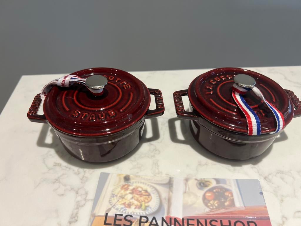 2 gietijzeren minipannetjes Staub, 10 cm Grenadine, Huis en Inrichting, Keuken | Potten en Pannen, Gietijzer, Nieuw, Ophalen of Verzenden