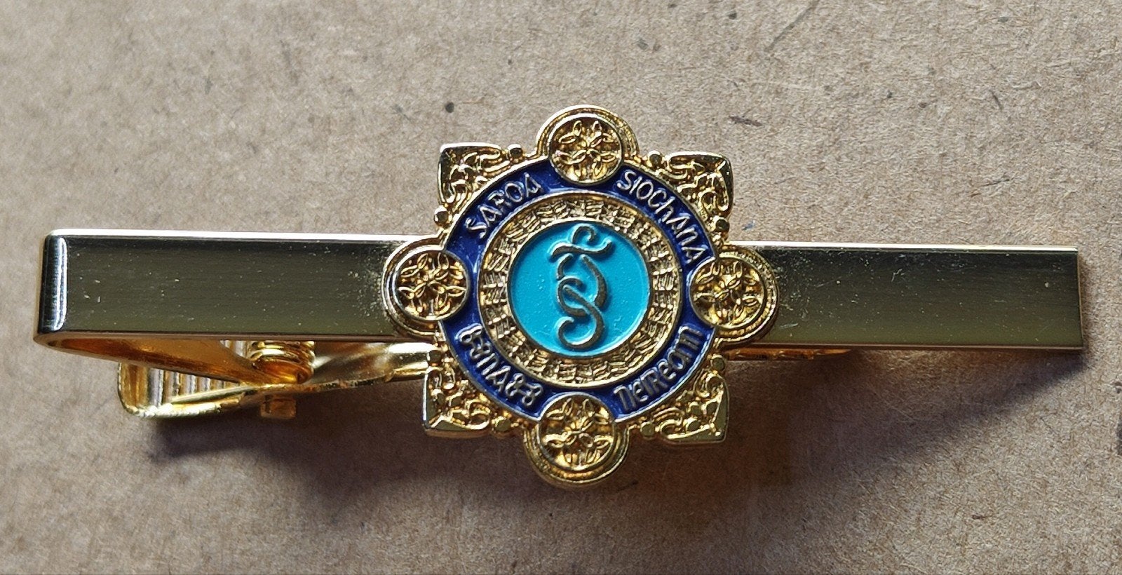 Vergulde Dasspeld Nationale Politie van Ierland, Ophalen of Verzenden, Embleem of Badge