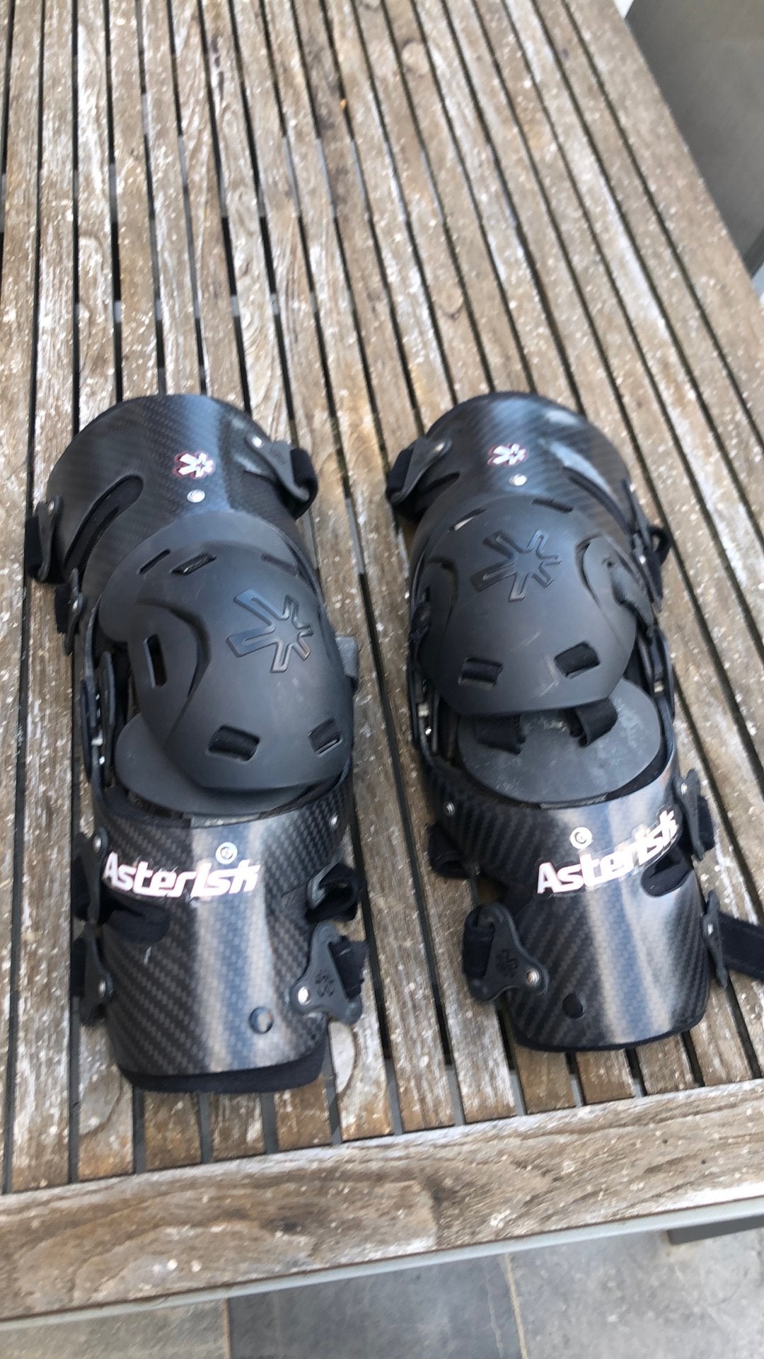 Genouillères Asterisk Carbon Cell 1.2 (MD)  Knee Braces, Enlèvement ou Envoi, Utilisé