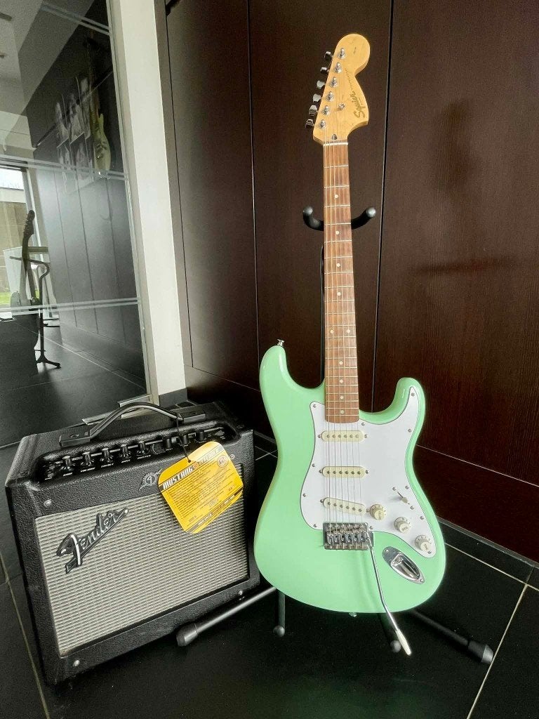 Squier Stratocaster, (fender)+ fender mustang V2, Muziek en Instrumenten, Snaarinstrumenten | Gitaren | Elektrisch, Zo goed als nieuw