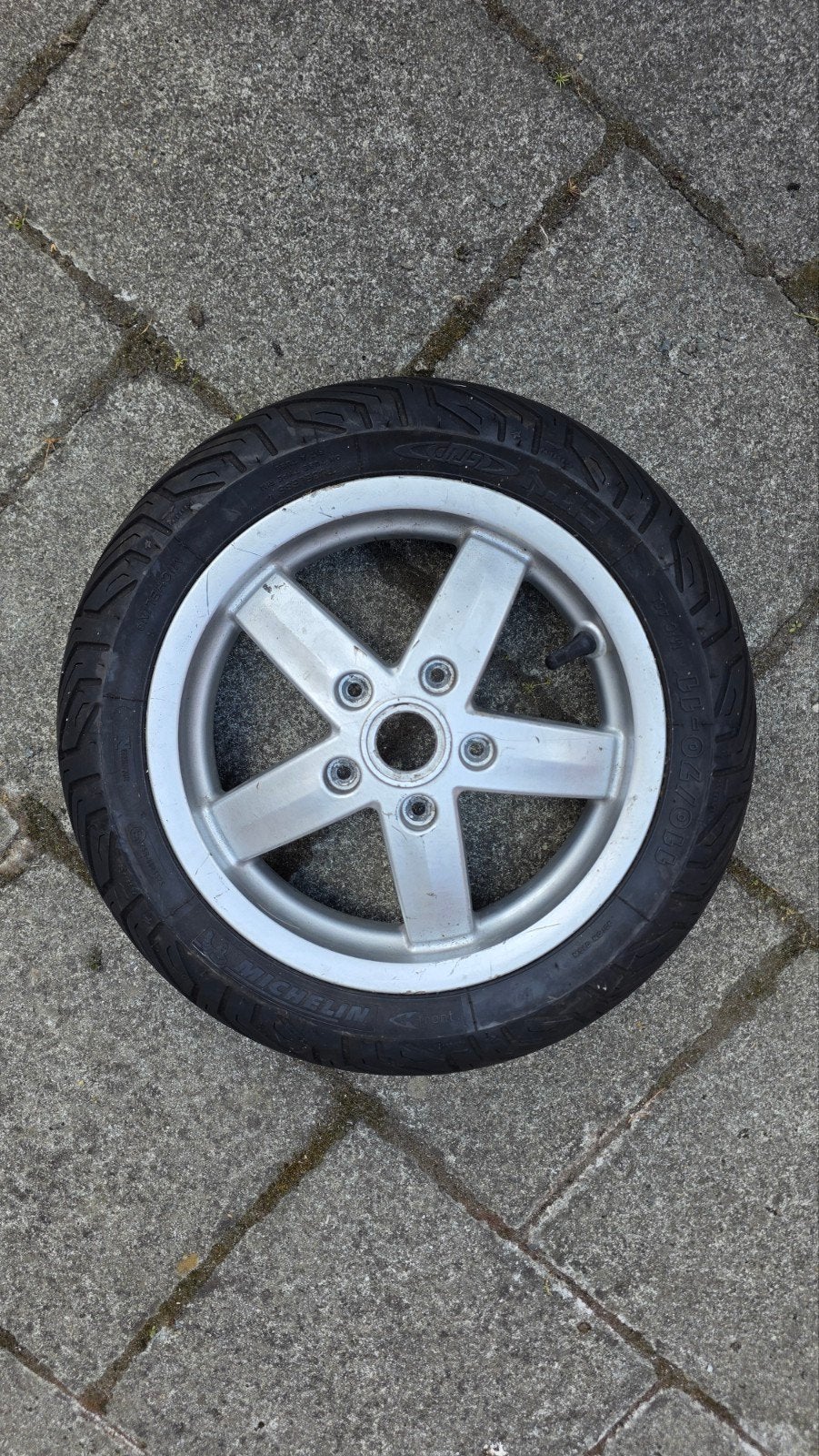 Vespa velg met michelin band, Ophalen, Uitlaat