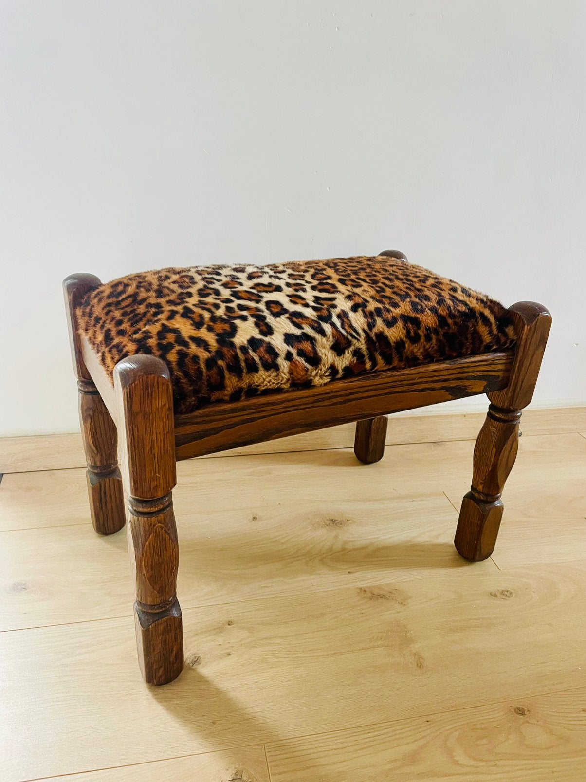 Vintage houten Leopard voetenbankje, Ophalen of Verzenden, Gebruikt, Stof