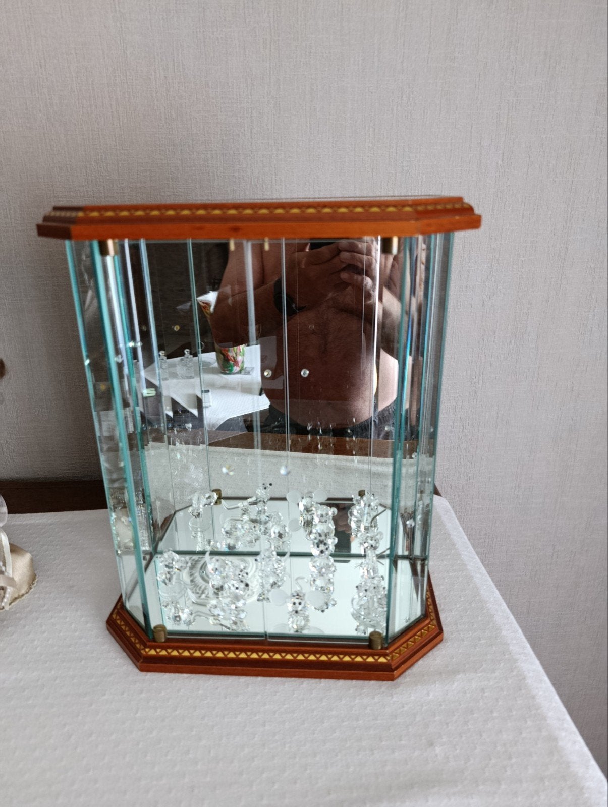 Swarovski beeldjes en kastje, Ophalen