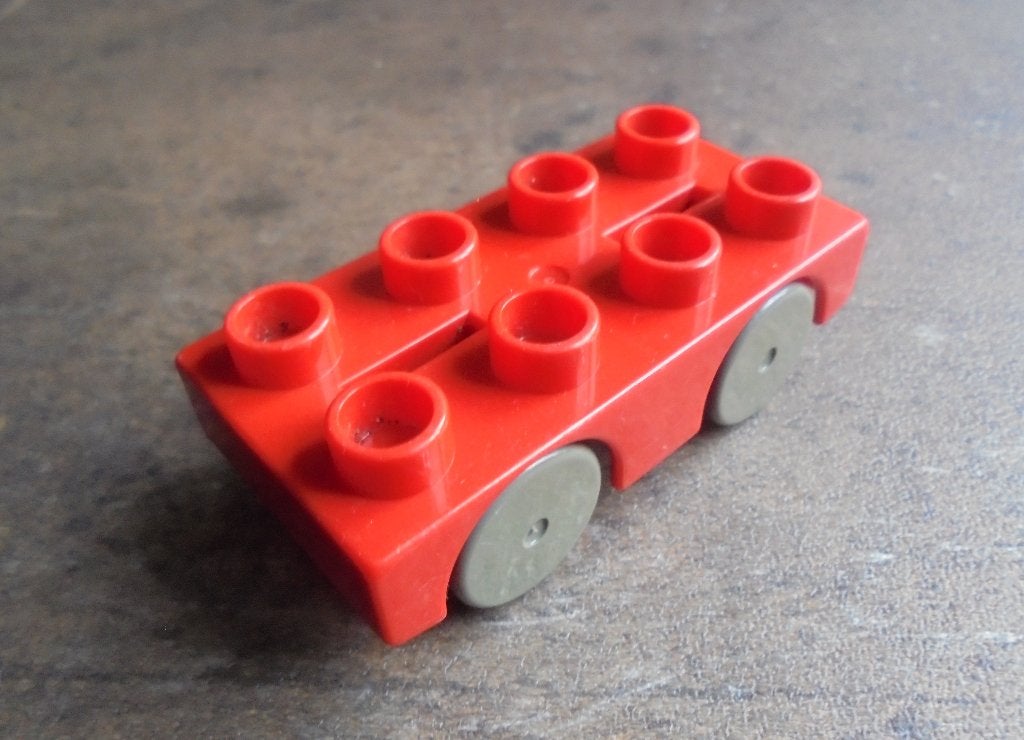 Lego Duplo Car Base 2x4 with Dark Gray Wheels (zie foto's), Enlèvement ou Envoi, Utilisé, Briques en vrac, Duplo