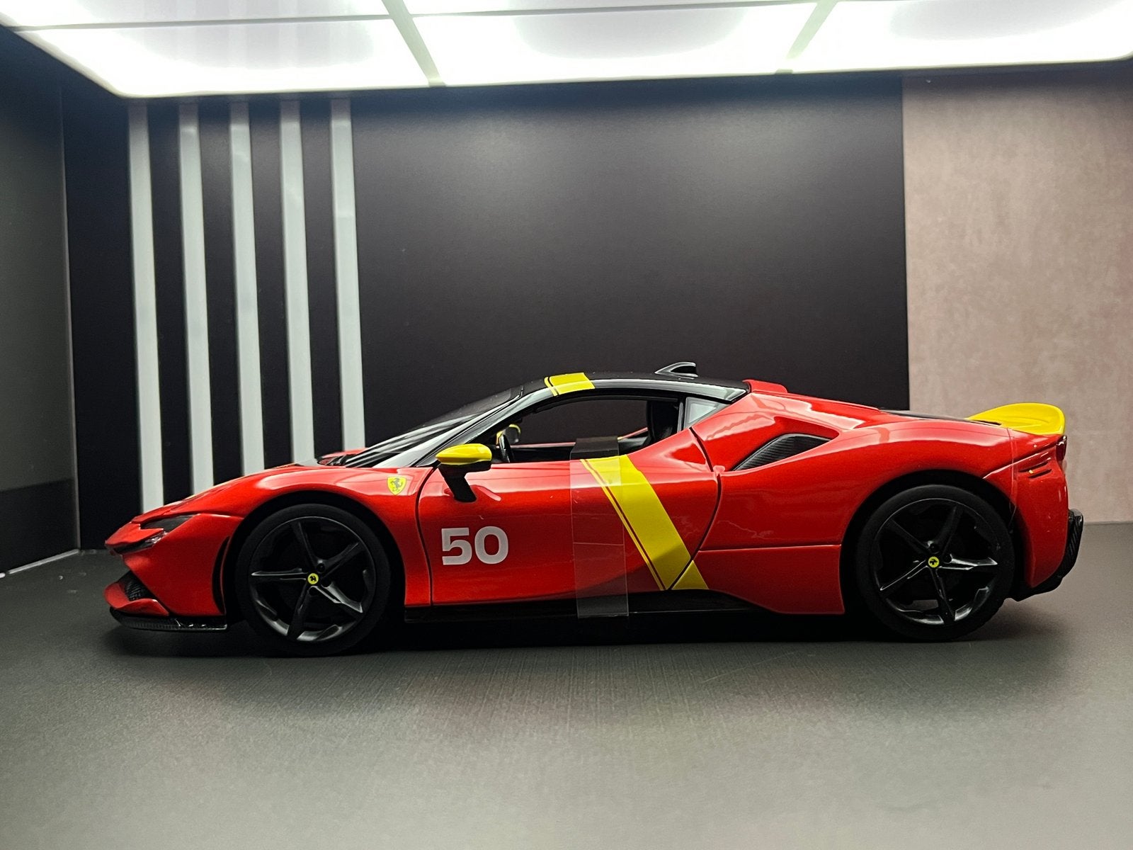 Ferrari SF90 Asetto Fiorano, Hobby en Vrije tijd, Ophalen, Zo goed als nieuw