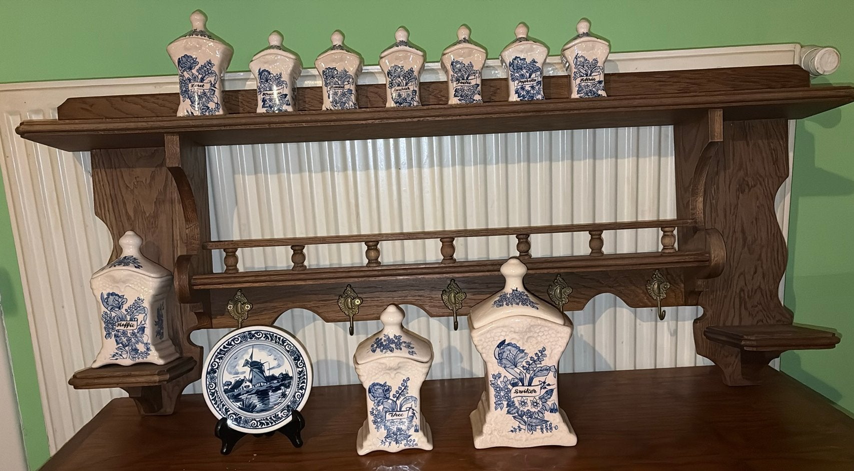 Vintage Delfts Blauw Stijl Keramiek Inclusief Houten Wandrek, Antiek en Kunst, Antiek | Keukengerei, Ophalen