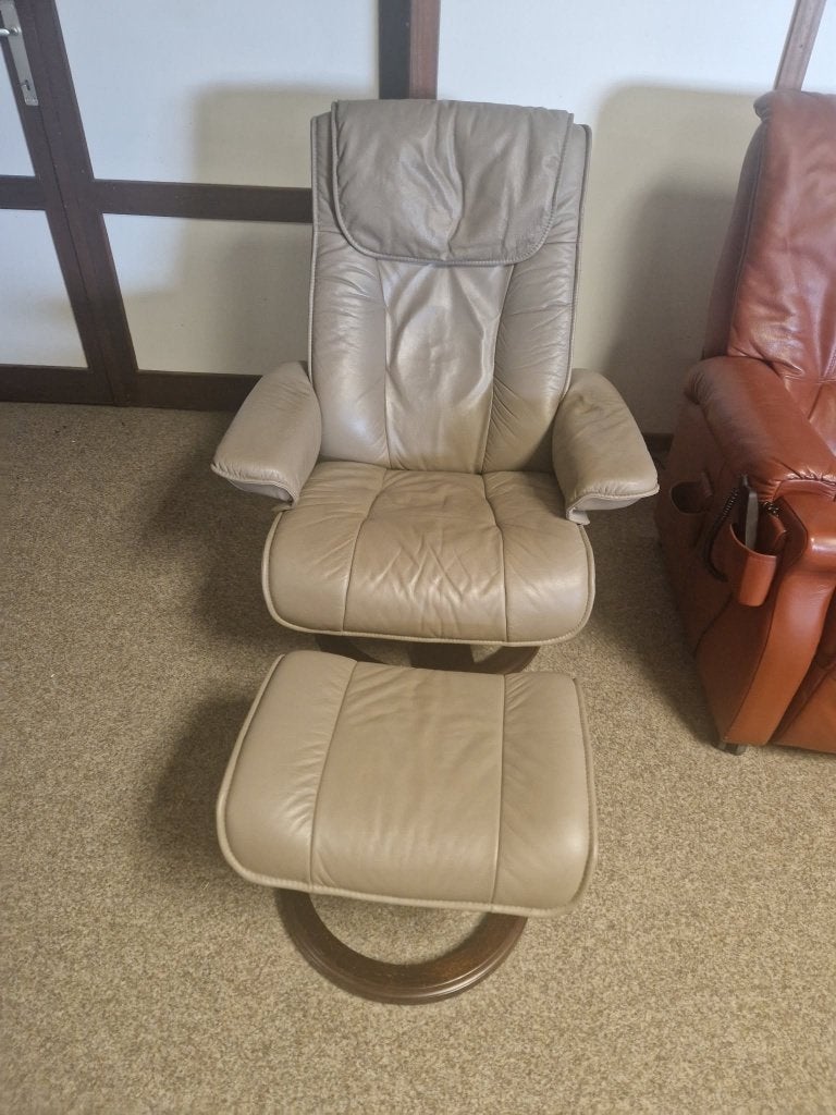 TAUPE LEDEREN  RELAXZETEL MET POEF, Ophalen, Gebruikt, Leer
