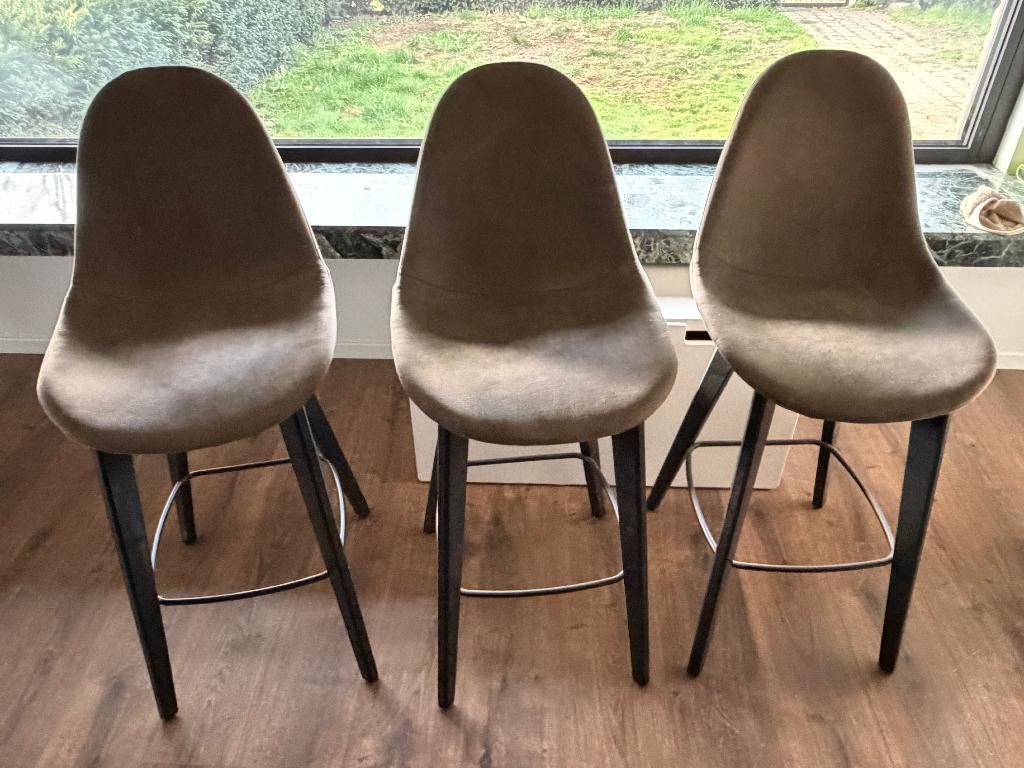 trois tabourets de bar, pieds en bois noir, sièges taupe, Bois, Trois, Autres couleurs, Comme neuf
