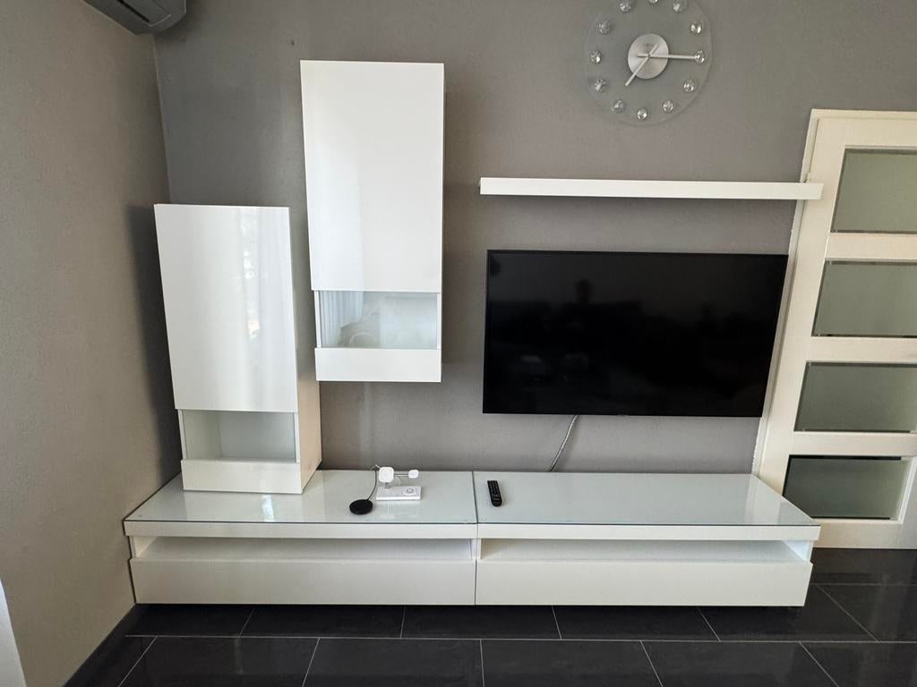 Moderne TV meubelset met hangkasten en glazen blad, Huis en Inrichting, Kasten |Televisiemeubels, Zo goed als nieuw, 200 cm of meer