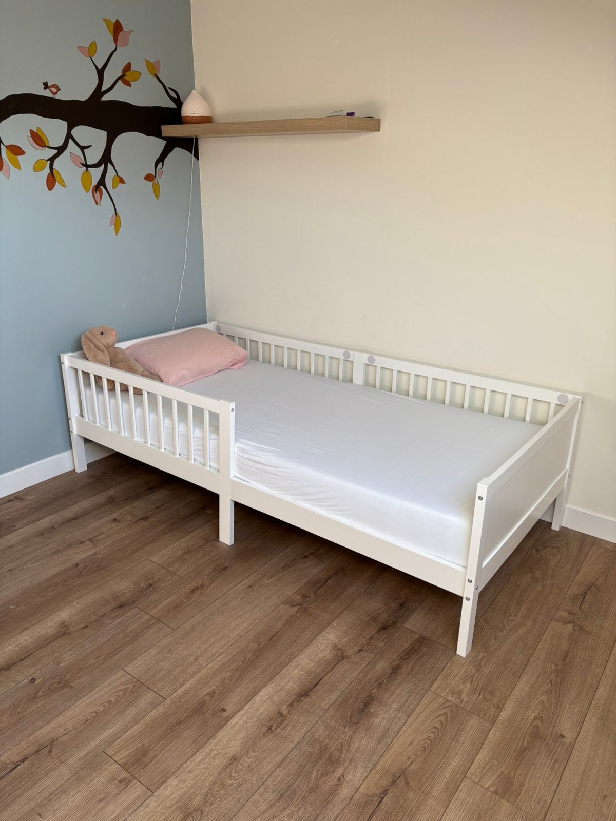 Éénpersoonsbed met omranding voor kind, Kinderen en Baby's, Ophalen, 85 tot 100 cm, Zo goed als nieuw, Matras