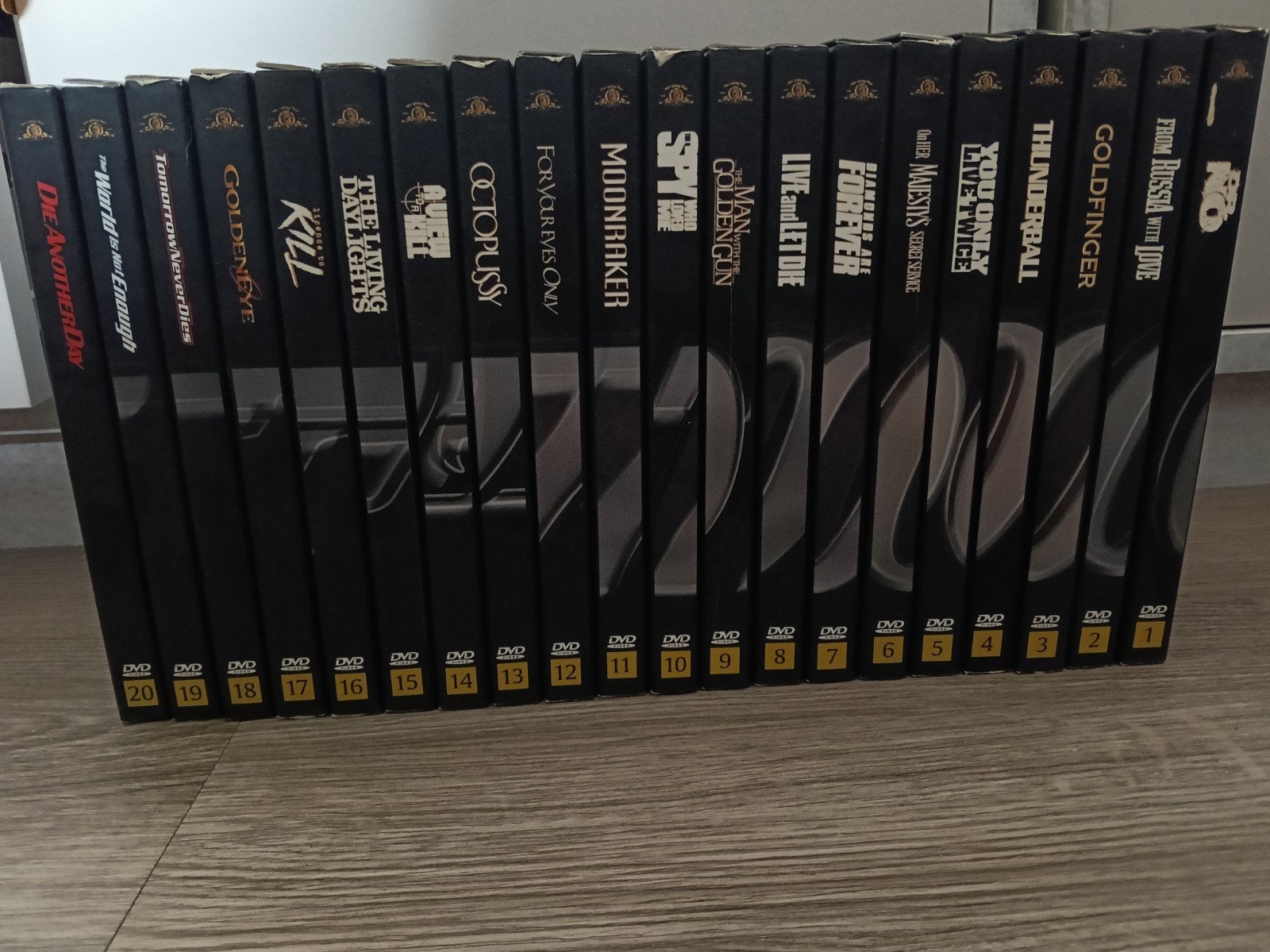 volledige collectie James Bond, Ophalen