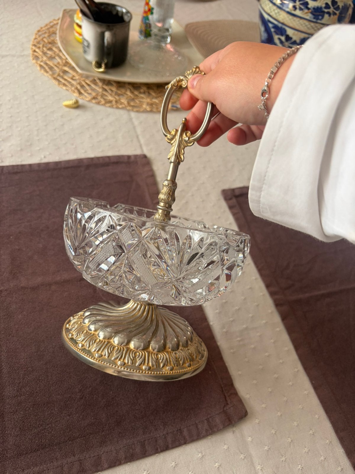 Vintage kristallen bonbonschaal met goudkleurige voet, Ophalen of Verzenden, Zo goed als nieuw, Overige materialen