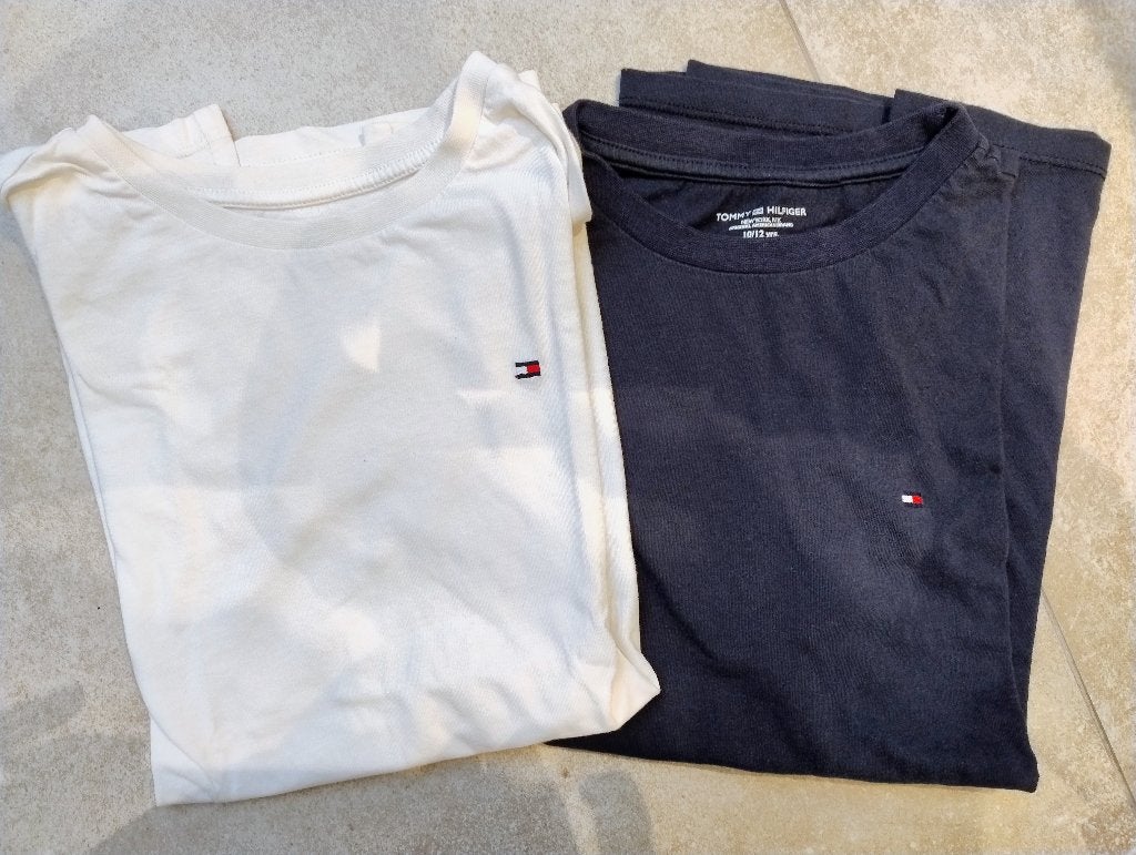 Lot de 2 t shirts Tommy Hilfinger 10/ 12 ans, Garçon, Enlèvement ou Envoi, Autres types, Tommy Hilfiger