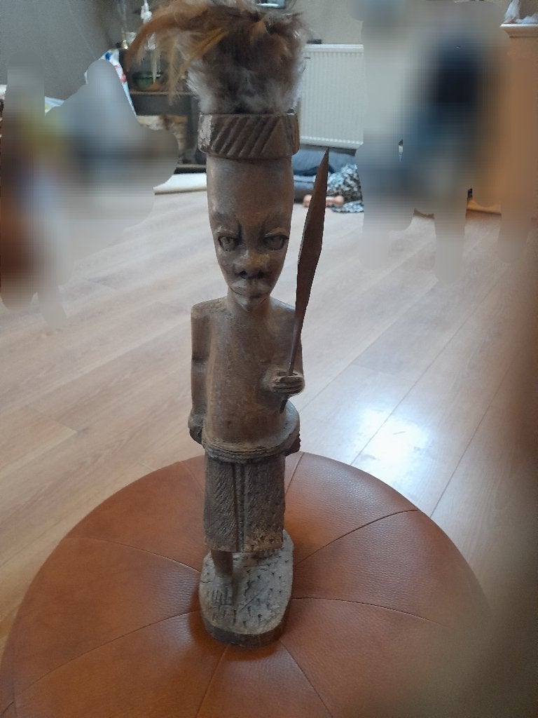 Mooi Afrikaans houten beeld – Krijger met speer en verentooi, Bois, Enlèvement ou Envoi, 20 - 50 cm, Moderne