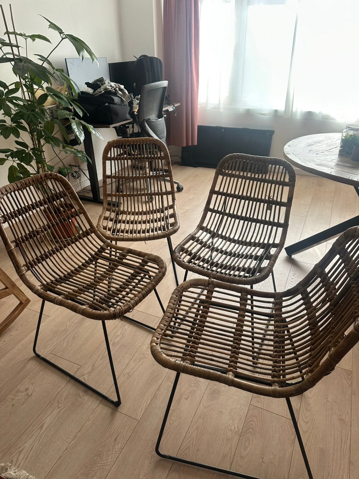 4 x eetkamerstoel rotan zwarte poten, Maison & Meubles, Chaises, Comme neuf, Enlèvement