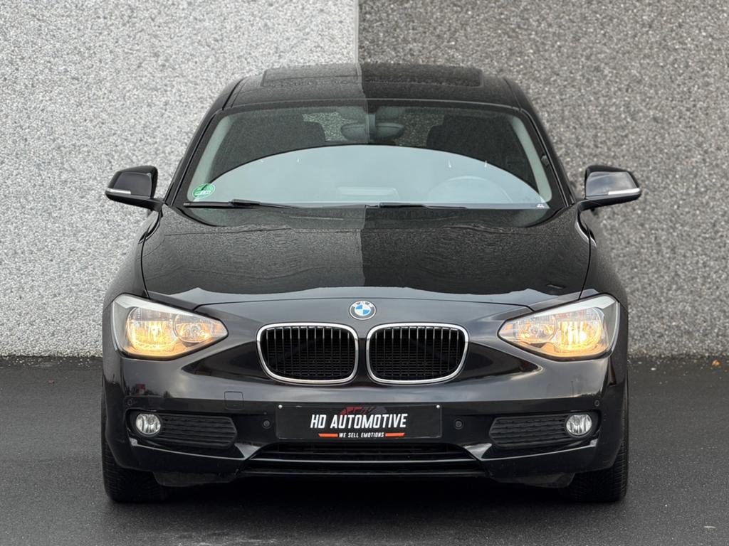 BMW F20 116i *AUTOMATIC* 2013 EURO5 • AIRCO • PDC • OPENDAK, Auto's, BMW, 4 cilinders, Zwart, 5 zetels, 1598 cc