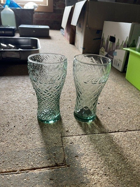 2 licht groene cola glazen, Ophalen, Zo goed als nieuw, Frisdrankglas