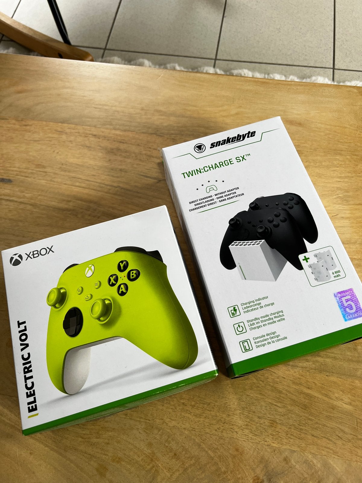 Manette sans fil Xbox + dock de charge avec deux batteries, Enlèvement ou Envoi, Comme neuf, Xbox One, Sans fil