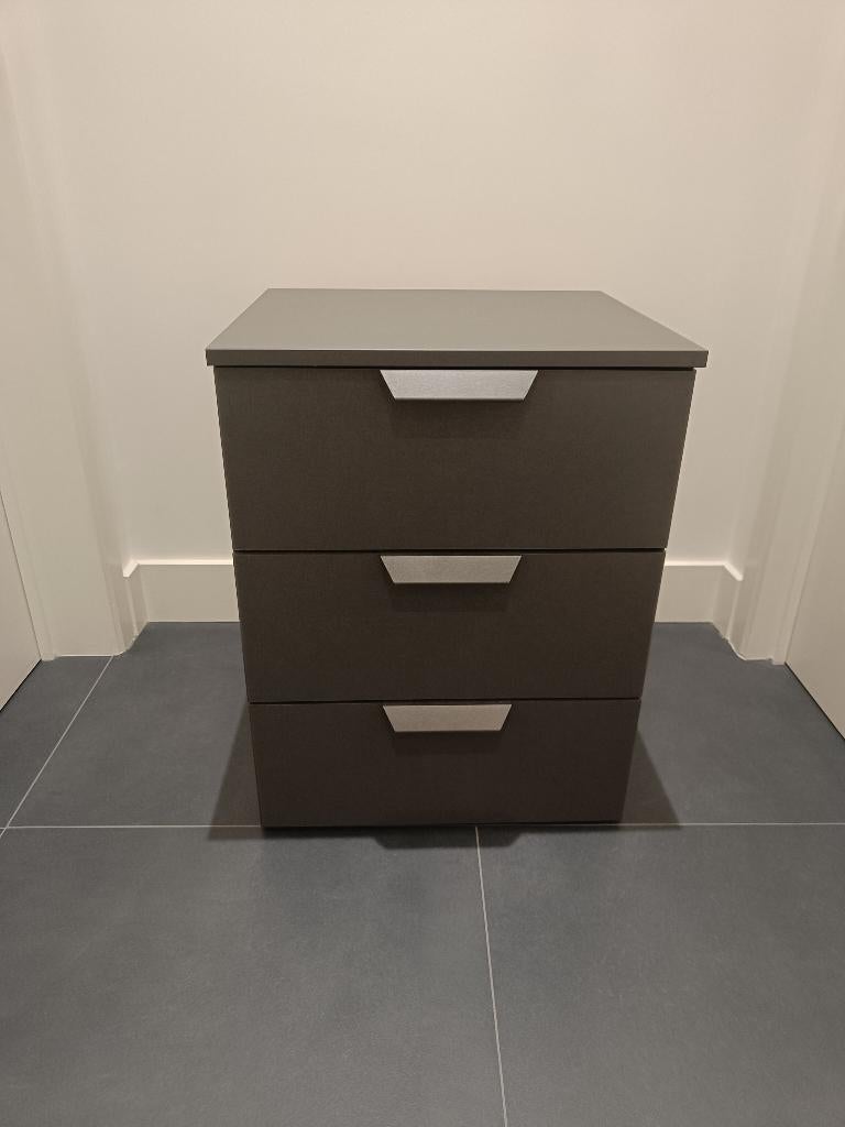 Nachtkastjes 3 laden donkergrijs., Huis en Inrichting, Slaapkamer | Nachtkastjes, Ophalen, Minder dan 45 cm, Nieuw, 55 tot 70 cm