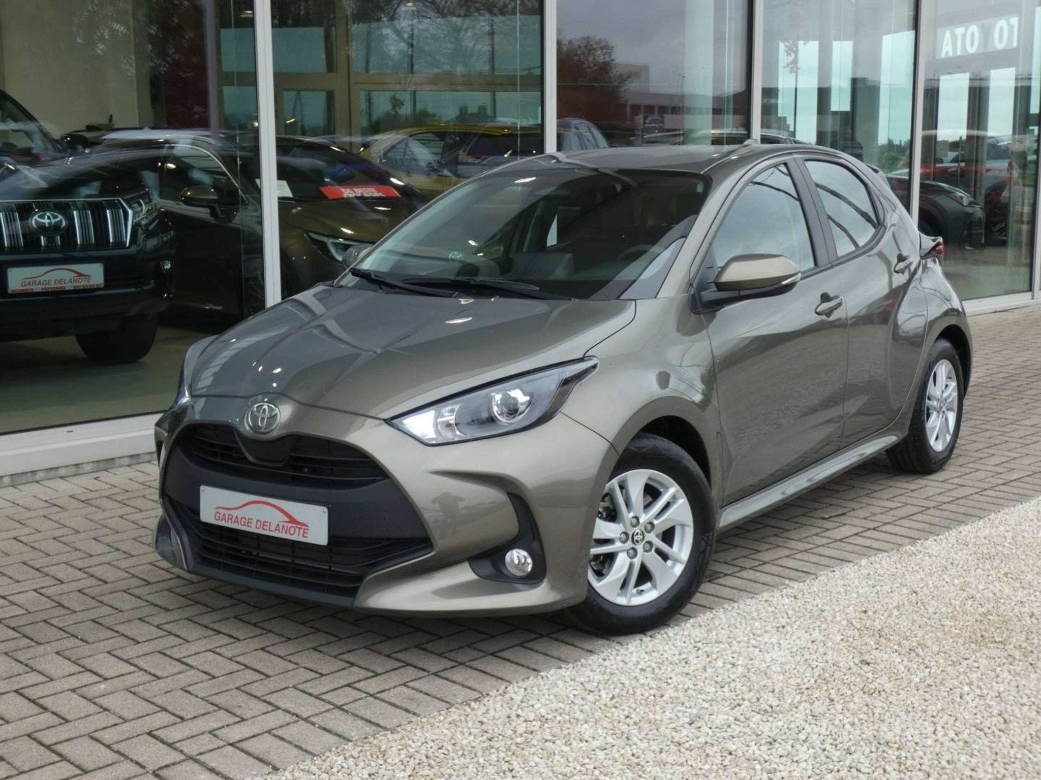 Toyota Yaris Hybrid Dynamic +Apple carplay +Android auto +Pa, Gebruikt, Bruin, 116 pk, 1490 cc