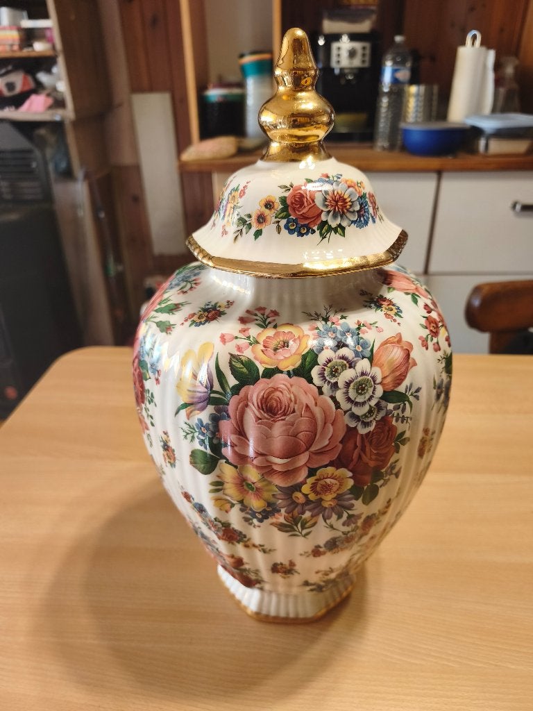Met potiche bedekte vaas Boch Frères Keralux Fleurs de Saxe, Antiek en Kunst, Ophalen