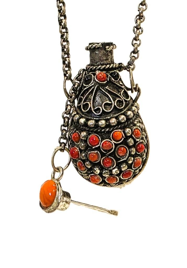 Collier avec une tabatière., Enlèvement ou Envoi, Comme neuf, Autres matériaux