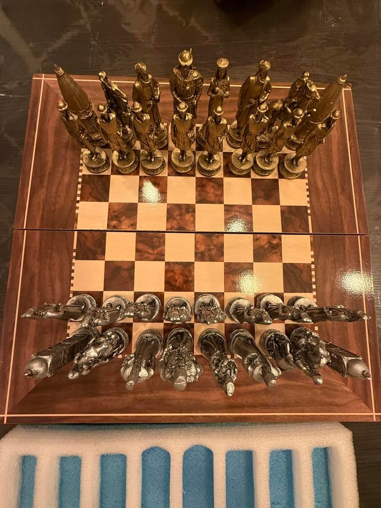 Antiek/Decoratief schaakspel met luxe figuratieve stukken, Een of twee spelers, Ophalen, Zo goed als nieuw, Reisspel