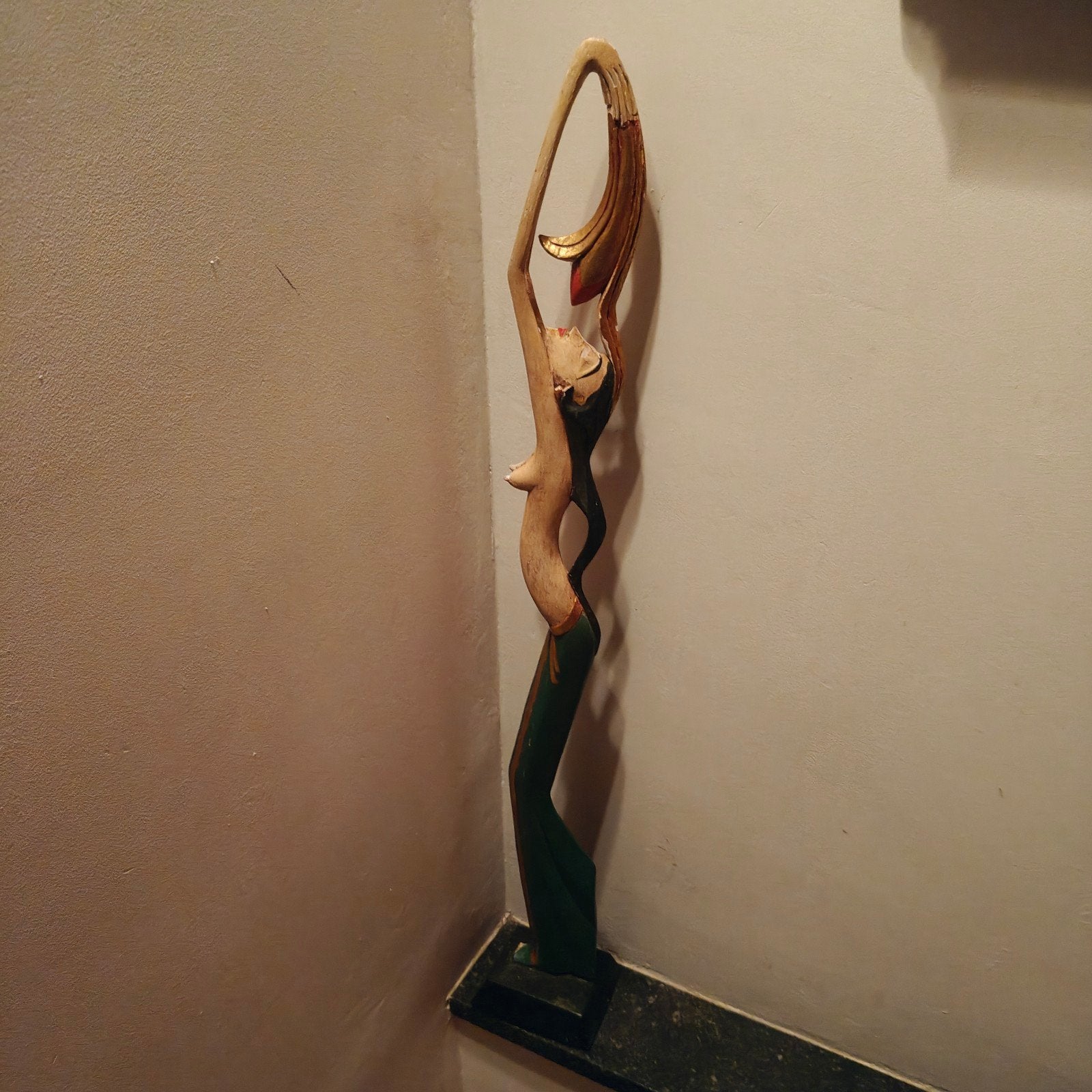 Vintage Balinees houten danseresbeeld – handgesneden – 70 cm, Antiek en Kunst, Ophalen of Verzenden, Beeld, Hout, Goud
