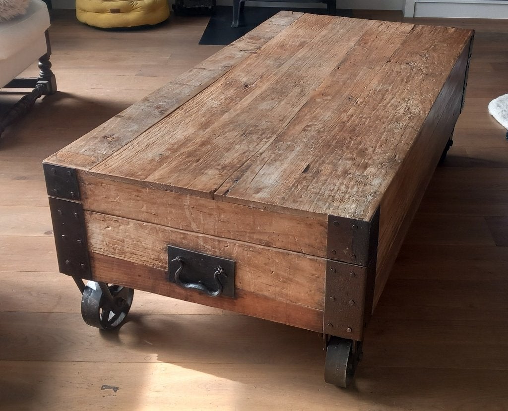 Industriële salontafel massief hout - gietijzeren wielen, 100 à 150 cm, Enlèvement, Utilisé, 50 à 100 cm